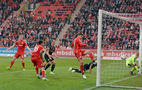 Der 1 FC Union Berlin bleibt im Aufstiegsrennen für Fußball