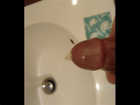 Asiática masturbación pene de tamaño japonés masturbándose se corre dentro del condón XVIDEOS