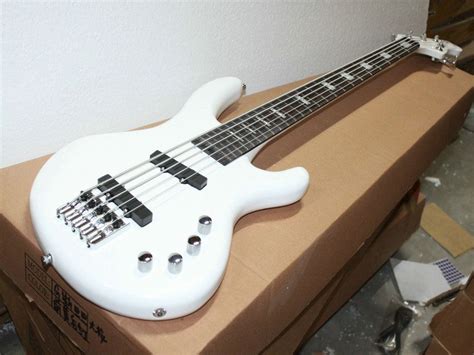 Newest Custom White 5 String Bass Electric Bass Guitar Oem Available