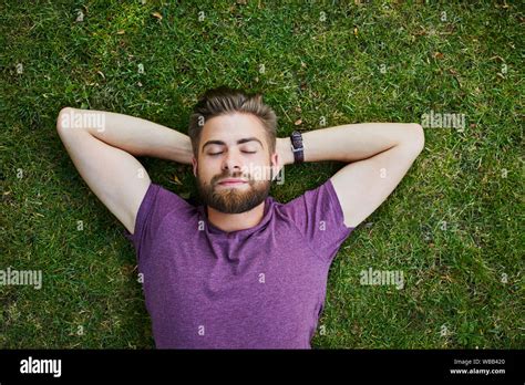 Hombre Tirado En El Suelo Fotos E Imágenes De Stock Alamy