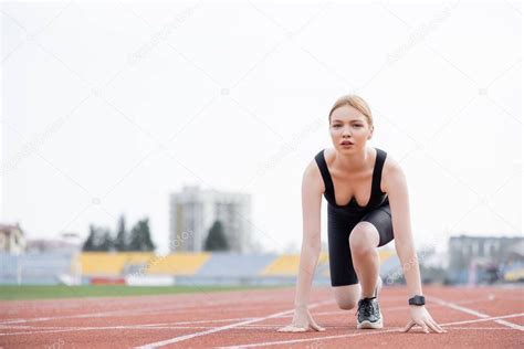 Joven Deportista Mirando A La C Mara Mientras Est De Pie En Posici N