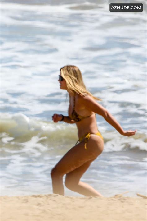 Sofia Richie Displays Her Bikini Body While Strolling With Bf Scott Disick And A Friend In