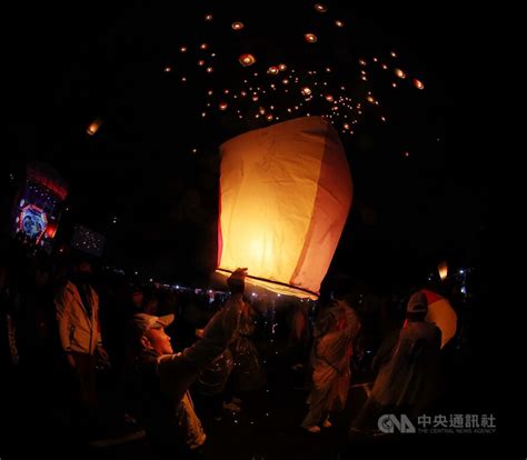 平溪天燈節登場 萌兔主燈和眾人願望浪漫升空 影 生活 中央社 Cna