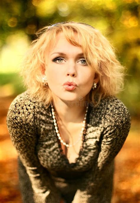 Retrato Del Blonde Hermoso Y Feliz Imagen De Archivo Imagen De Azul Hoja