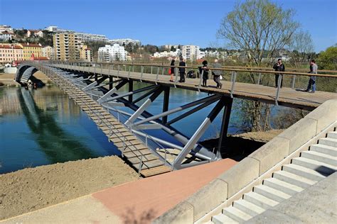 En Images Avec La Passerelle De La Paix On Traverse Le Rhône De Caluire à La Cité Internationale