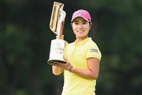 4季振りの優勝を手に、笑顔の比嘉真美子｜jlpga｜日本女子プロゴルフ協会