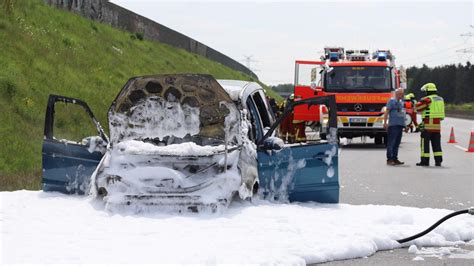 A Auto Brennt Vier Insassen Retten Sich In Letzter Sekunde Shz