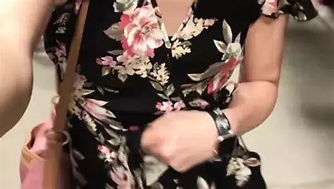 Bikini Slip Freundin am Pool öffnet Beine zeigt Muschi und Haare xHamster