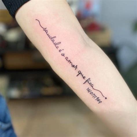Tatuagem Saudade É O Amor Que Fica - Tatuagem escrita com frase “saudade é o amor que fica.” Com data em ...