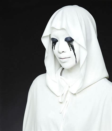 Wei E Robe Mit Kapuze Und Schwarze Tr Nen Horror Make Up Halloween