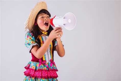 Ni A Brasile A En Ropa De Festa Junina Con Meg Fono Anunciando Foto