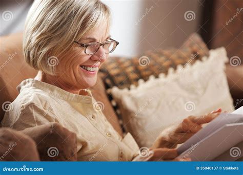 Livro De Leitura Superior Da Mulher Imagem De Stock Imagem De