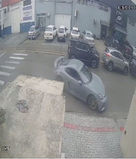 Vídeo Porsche em alta velocidade parte poste ao meio em Itapema