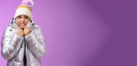 Unangenehmes schütteln unzufrieden charmante düstere blonde süße frau in silberner