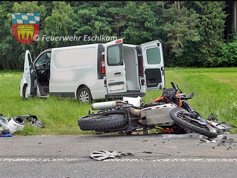 Paketfahrer Bersieht Beim Abbiegen Einen Motorradfahrer