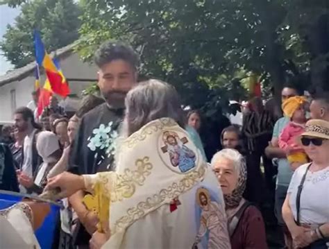 ÎPS Teodosie a ținut slujbă la biserica ilegală de pe trotuar somat s