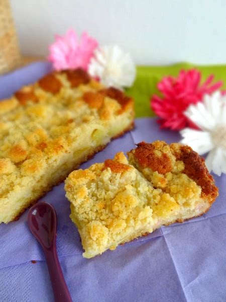 Gâteau crousti moelleux façon crumble à la rhubarbe et aux amandes