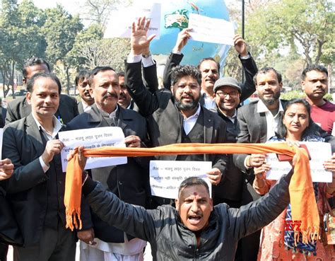 Lucknow Hindu Mahasabha Activists Protest Against Valentines Day Gallery Social News Xyz