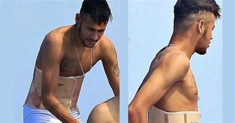 Neymar De Vacaciones En Ibiza Y Con Una Incómoda Faja En Su Espalda