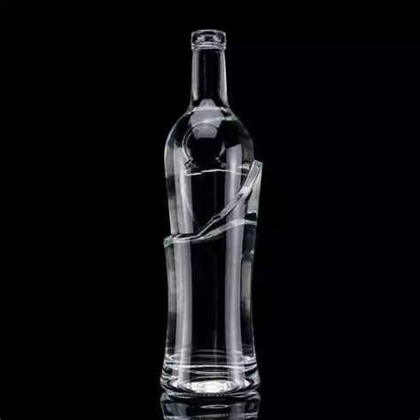 Customize Embossed 750ml Super Flint Round Glass Bottle Rum Vodka Glass