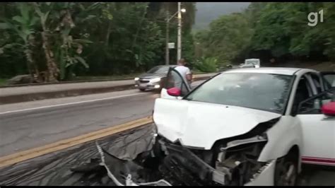 V Deo Acidente Envolvendo Dois Carros E Um Caminh O Deixa Tr S Feridos