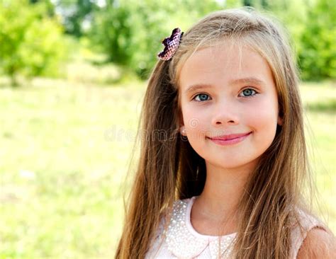 Portrait D Enfant De Sourire Adorable De Petite Fille Dehors Image