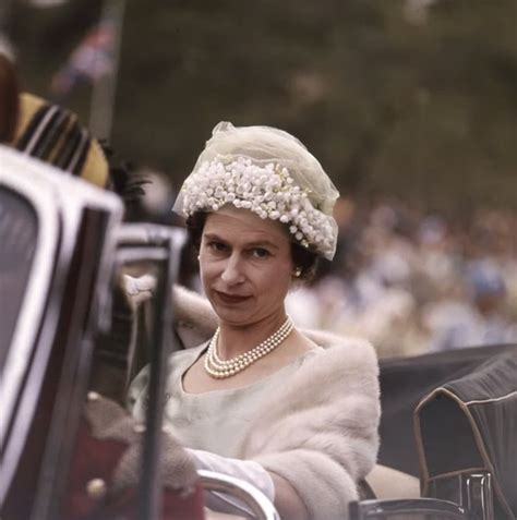 Pin By Cherry Jackson On Queen Elizabeth Queen Elizabeth Photos Her