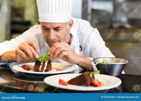 Cozinheiro Chefe De Pastelaria Masculino Concentrado Que Decora A