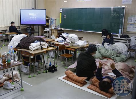 【圖輯】【日本石川強震】災區高速公路車陣大回堵 避難所老人緊盯新聞擔憂災情 鏡週刊 Mirror Media