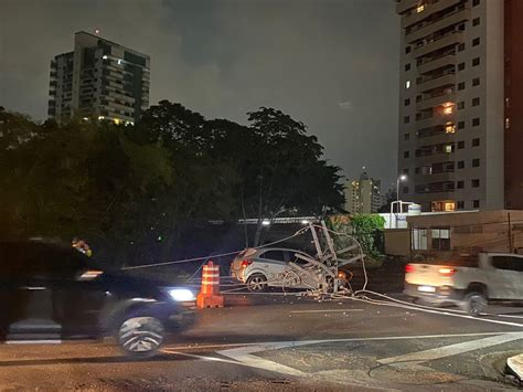 Carro Derruba Dois Postes E Causa Acidente Na Zona Centro Sul De Manaus