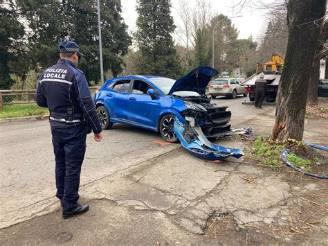 Tremendo Incidente Si Schianta In Auto Contro Un Albero Grave Un Uomo