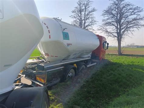 Mezzo Pesante Fuori Strada A Pontecurone Provinciale Chiusa