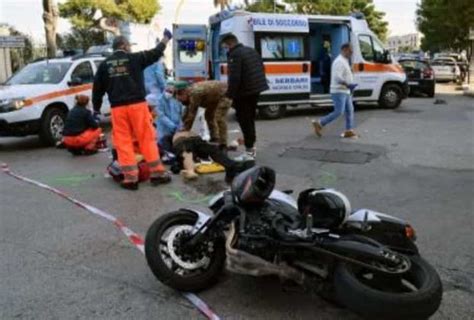 Bari Incidente Mortale Sul Lungomare Auto Contro Moto Morto Un