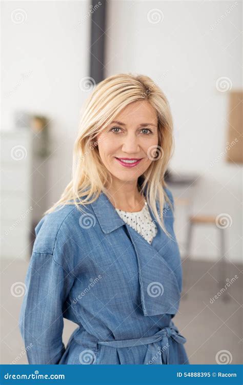 Modische Blonde Frau Von Mittlerem Alter Stockbild Bild Von Blau