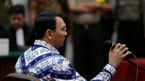 19 Batik Milik Ahok Yang Dipakai Saat Sidang Penistaan Agama Akan