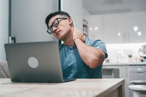 Ein Junger Kranker Mann Der Sich Nach Berarbeitung Mit Dem Laptop