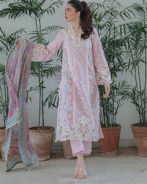 Naimal Khawar Looks Fabulous In Beautiful Outfit