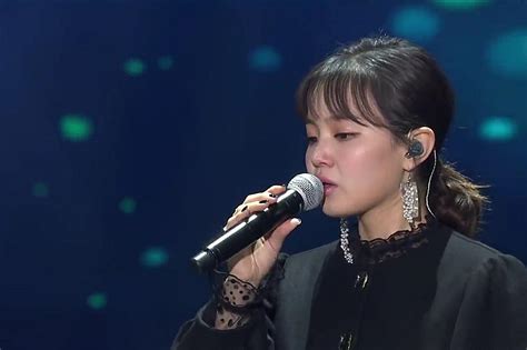 K Pop Star Lee Hi Breaks Down In Tears During Jonghyun Tribute