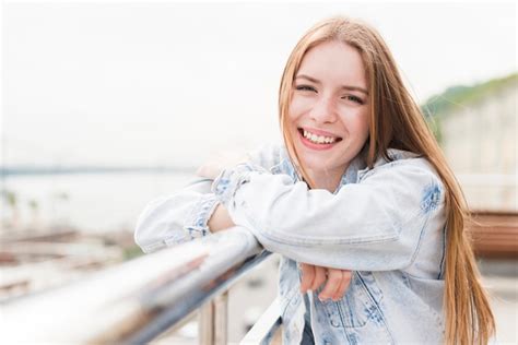 Mujer Caucásica Joven Feliz Que Mira La Cámara Con El Brazo Cruzado