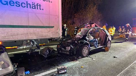 Tödlicher Unfall auf der A7 Frau stirbt an Unfallstelle Mehrere