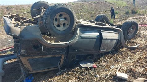 Vehículo vuelca y conductor pierde la vida en la carretera libre