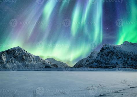 Aurora Boreal Auroras Boreales Arriba En La Monta A Nevada En La Playa