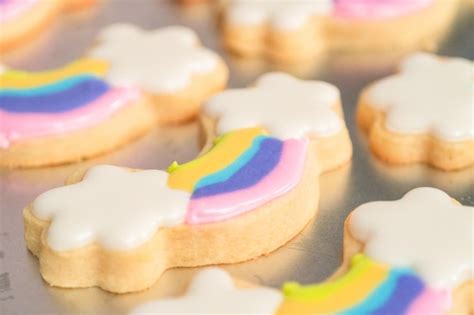 De cerca decoración de galletas de azúcar con temática de unicornio