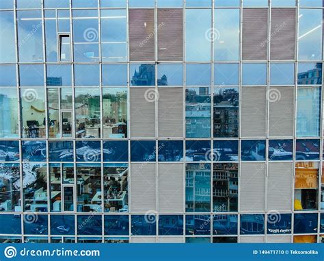 Reflexi N De La Calle En La Fachada Constructiva De Acero De Cristal