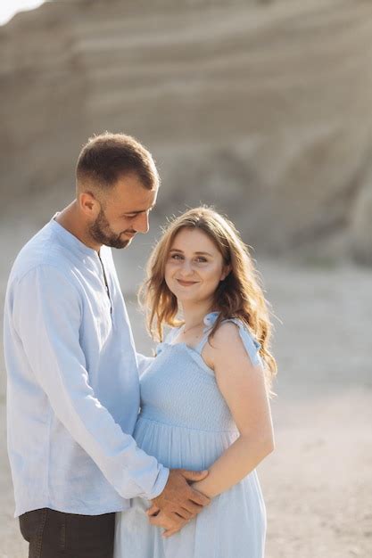 Retrato De Una Pareja Encantadora De Pie Juntos En El Campo Verde Feliz