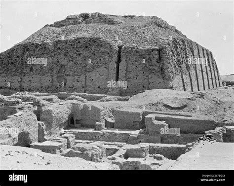 Ziggurat ur iraq Black and White Stock Photos & Images - Alamy