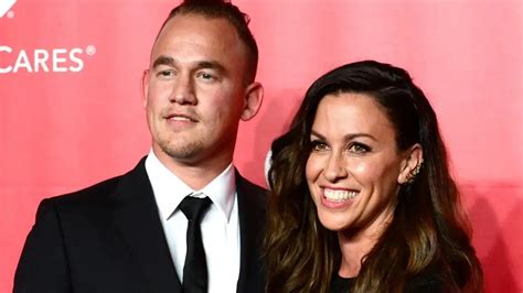 Who Is Alanis Morissette Married To Who Is Her Husband Vo Truong