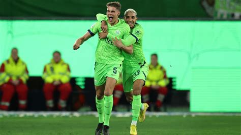 Wolfsburg 2 0 Borussia Dortmund Wolfsburg Enter World Cup Break On A