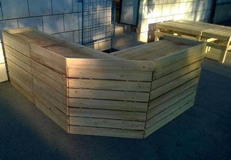 DIY Gorgeous Pallet Bar Table