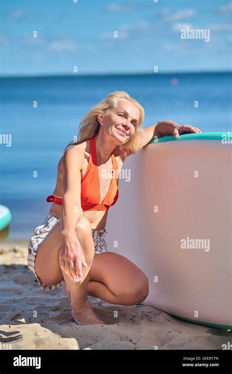 Blonde frau am strand Fotos und Bildmaterial in hoher Auflösung Alamy